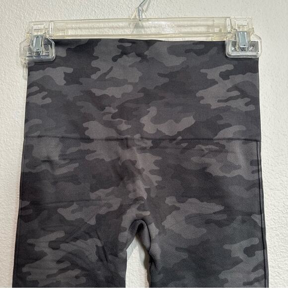 Spanx Seamless Green Camo Leggings SZ S - Picture 9 of 11